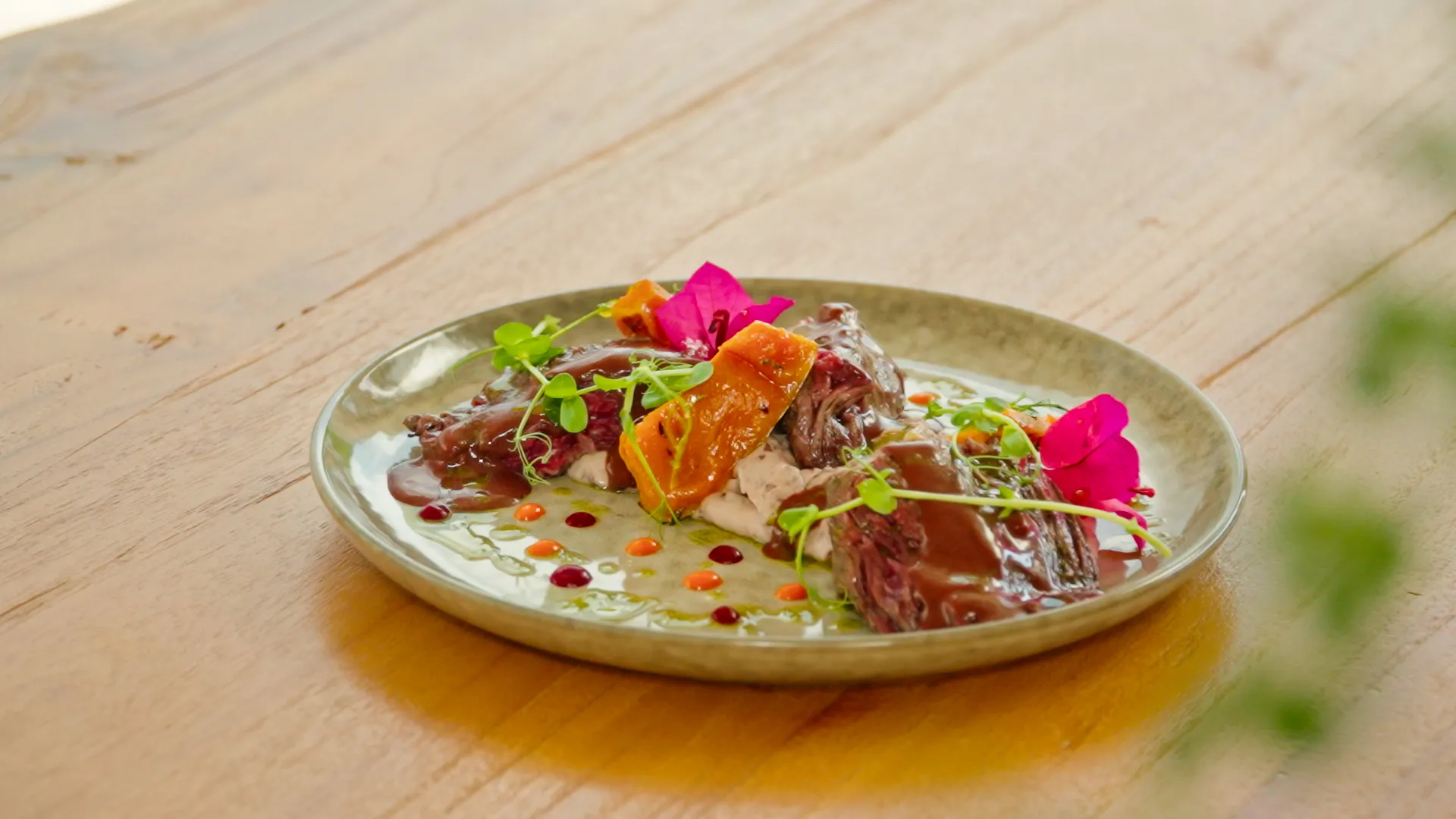 Bavette braisée bois d’Inde & jus kako, giraumon rôti, crème haricot rouge